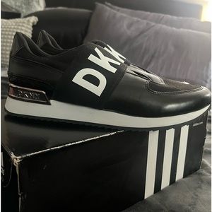 DKNY (BRAND NEW!!!!) NEVER WORN!!!!